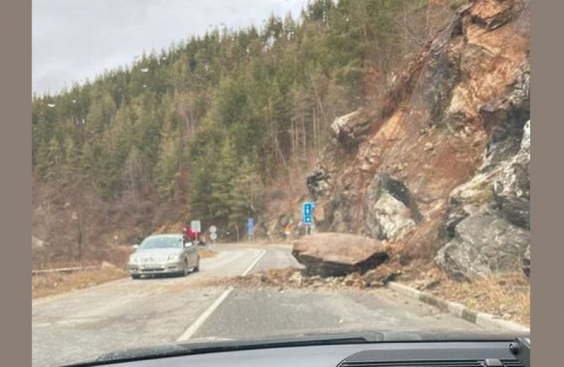 Голям скален къс се е паднал на пътя край Смолян.