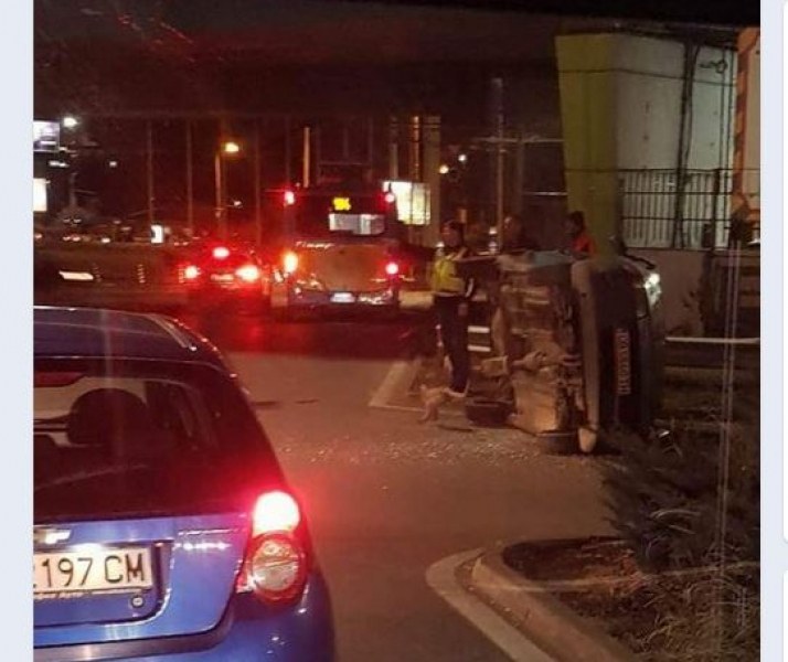 Каскада в София! Кола се обърна на едната си страна