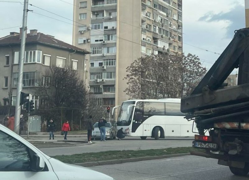 Кола и автобус се блъснаха в Пловдив СНИМКА