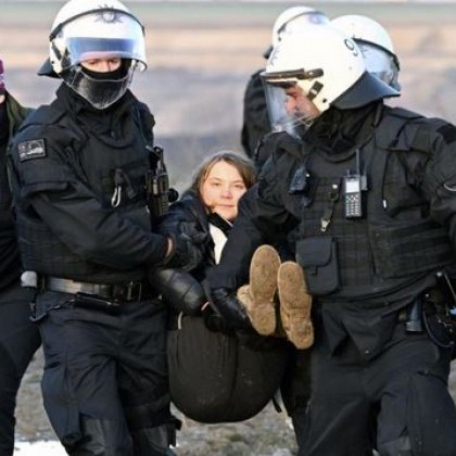 Арестуваха Грета Тунберг Тя е сред екоактивистите задържани в германското