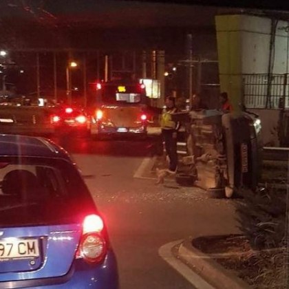 Каскада в София! Кола се обърна на едната си страна