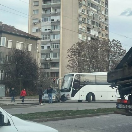 Кола и автобус се блъснаха в Пловдив СНИМКА