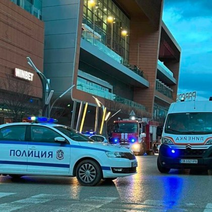 Мол в София е обгазен, пожарна и линейки са на място СНИМКИ