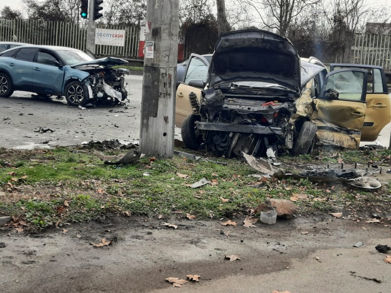 Тежка катастрофа на кръстовище, четирима са в болница СНИМКИ