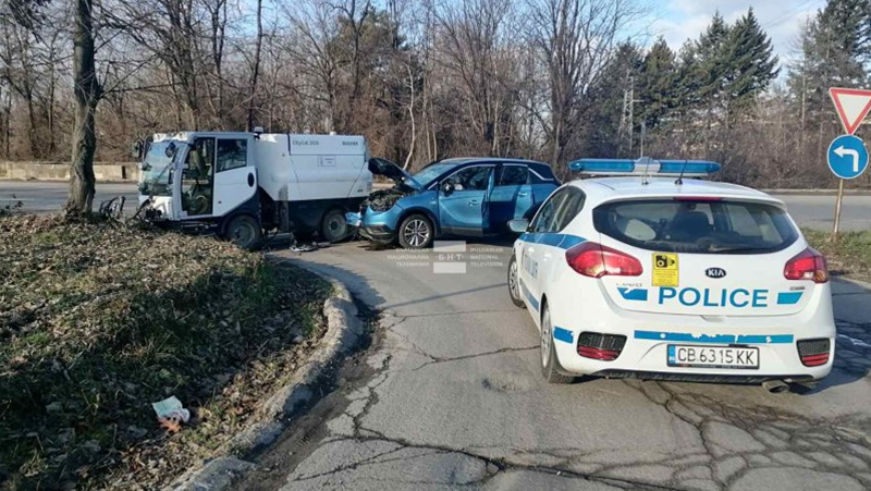 Автомобил се заби в сметопочистваща машина в Русе, има пострадал