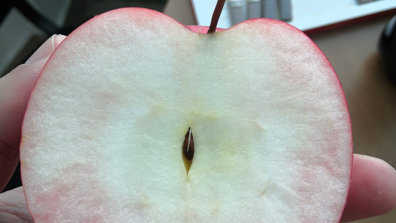Мъж разряза ябълка на две и остана разочарован: Боядисват ли ги? СНИМКА