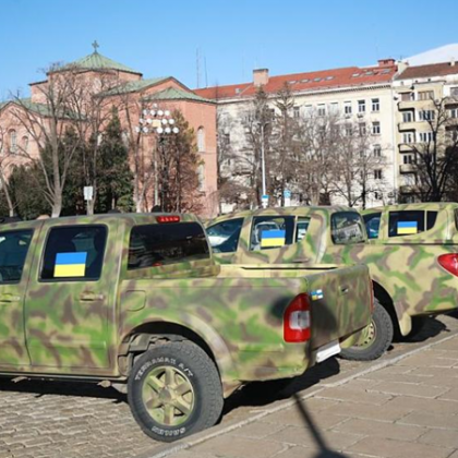 Руснаци дариха три джипа на украинска неправителствена организация Трите автомобила