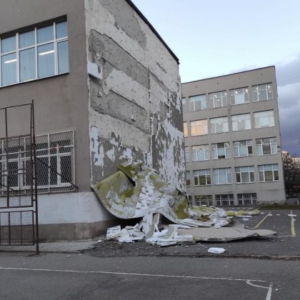 Мощният вятър изкърти мазилка на училище, деца я заснеха СНИМКИ+ВИДЕО