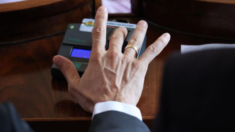 Проверяват бивш вътрешен министър за пране на пари