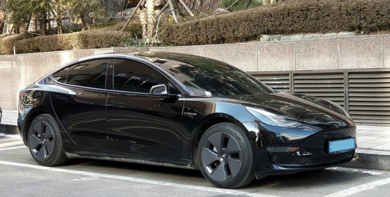 Две американки се опитаха да заредят Tesla с бензин ВИДЕО