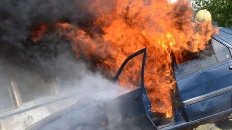 Кола се запали пред БАБХ в София ВИДЕО