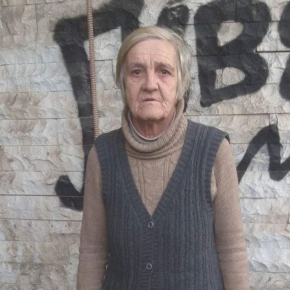 Възрастна жена продава коприва в един от подлезите в Пловдив
