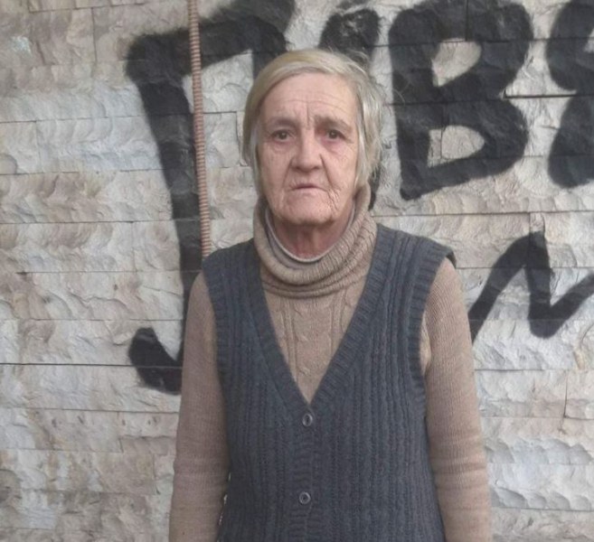 Възрастна жена продава коприва в един от подлезите в Пловдив.