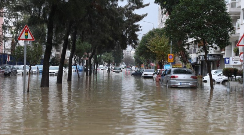 Големи наводнения в Измир след порой