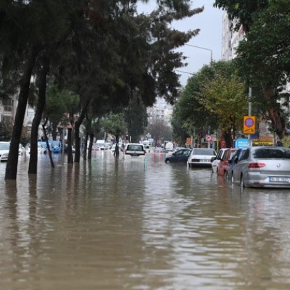 Пороен дъжд днес причини тежки наводнения в турския егейски град