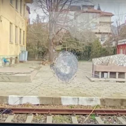 Вандали хвърляха камъни по пътнически влак