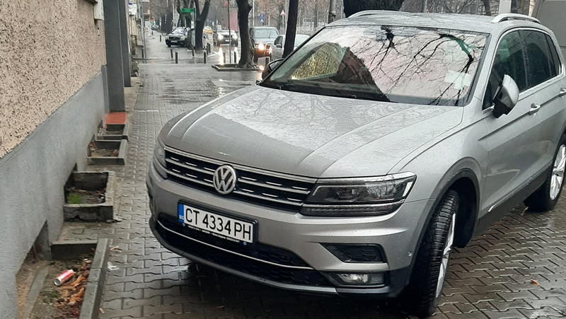 Много нагло паркираха скъп служебен автомобил на ВиК в Стара Загора СНИМКИ