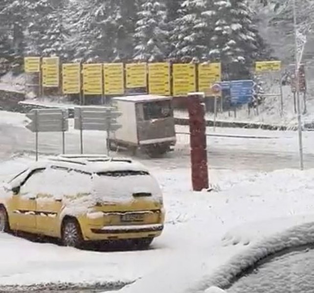 Сняг трупа на Пампорово, камион едва взе завоя ВИДЕО
