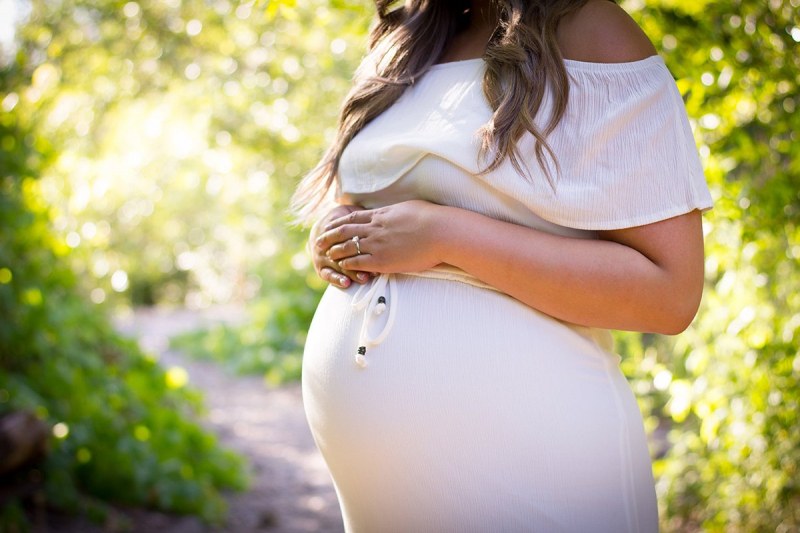 Акушер-гинеколог: Бремените под 18 и над 35 години са в риск