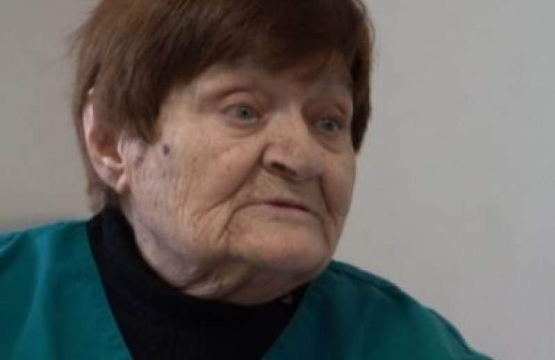 86-годишна лекарка работи на три места, за да отгледа своя внук ВИДЕО