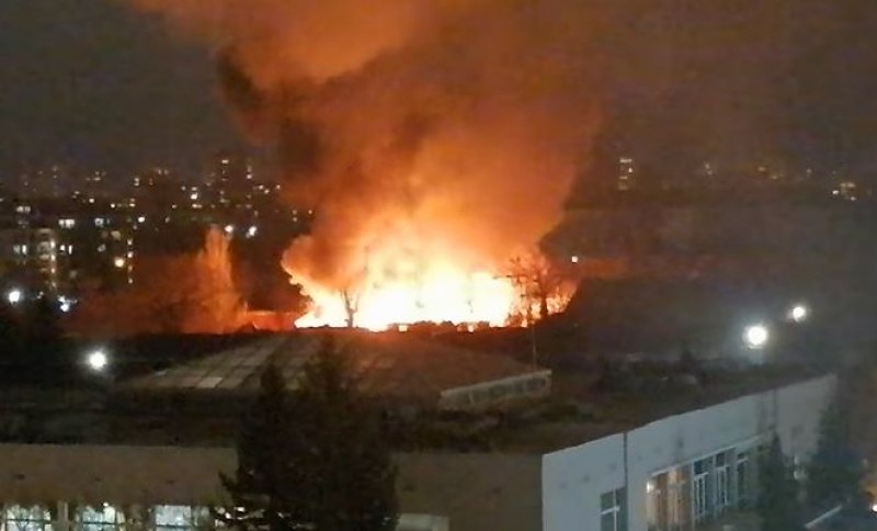 Голям пожар горя тази нощ в София СНИМКИ
