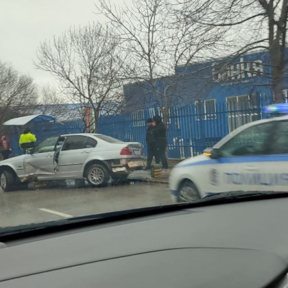 БМВ помете колчета и се блъсна в спирка в София СНИМКИ