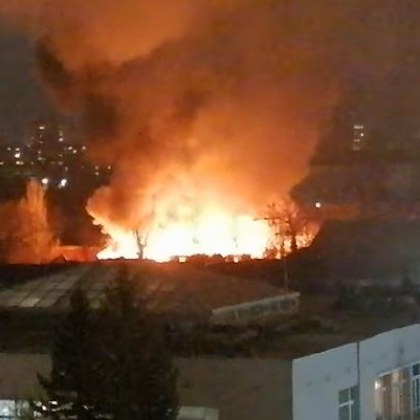 Голям пожар горя тази нощ в София СНИМКИ