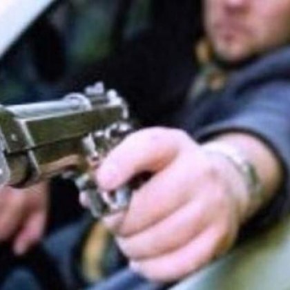 Водач на джип стреля с пистолет, докато изпреварва кола на път