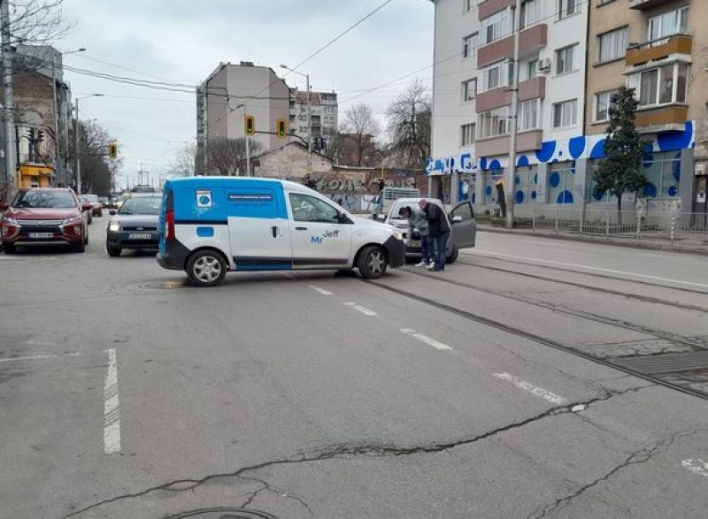 Коли се блъснаха при маневра в София СНИМКА
