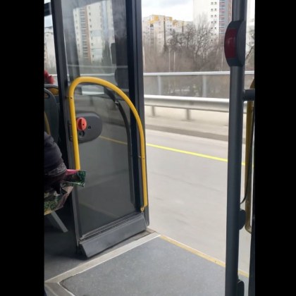 Пътнически автобус превозващ пътници се движи с отворени врати Тази