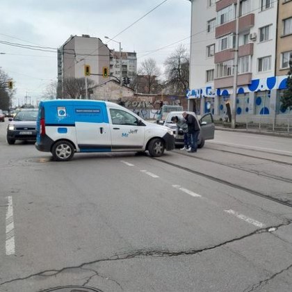 Коли се блъснаха при маневра в София СНИМКА