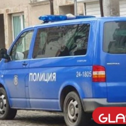 Психичноболен рани съсед с нож, барикадира се в дома си