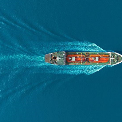 Товарен кораб регистриран в Хонконг превозващ 22 ма членове на екипажа