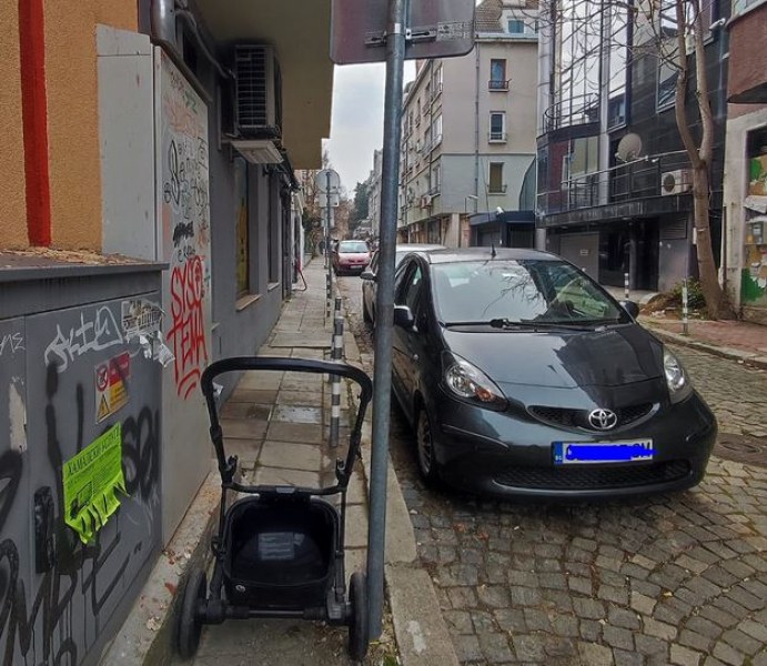 Препятствия дебнат инвалиди и майки с колички по тази улица СНИМКИ