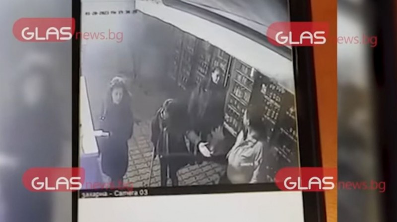 Собственик на заведение и негова служителка нападнали момичетата в София ВИДЕО