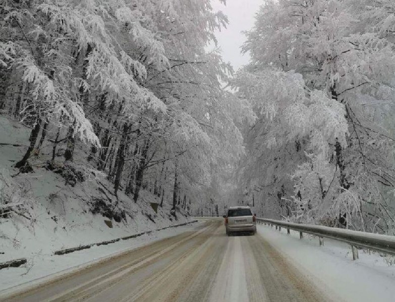 Сняг се сипе в много части от страната. Пътищата са