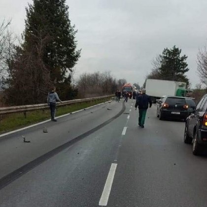 Два камиона и кола катастрофираха, има жертва СНИМКА