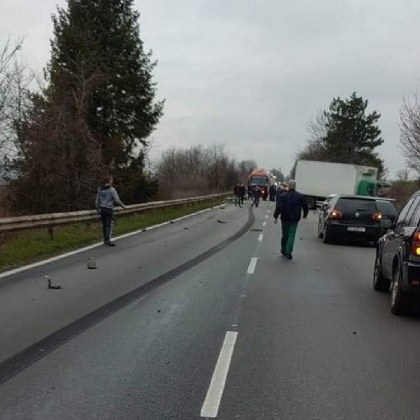 Тежка катастрофа затвори временно главен път София Варна в