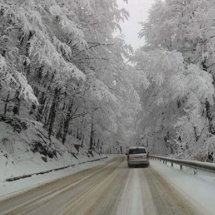 Сняг се сипе в много части от страната Пътищата са