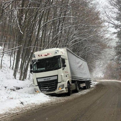 Няколко тежкотоварни камиона са блокирали на пътя Благоевград Банско в района