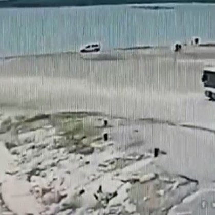 Шофьор загуби контрол, хвърли пътнически автобус в морето ВИДЕО