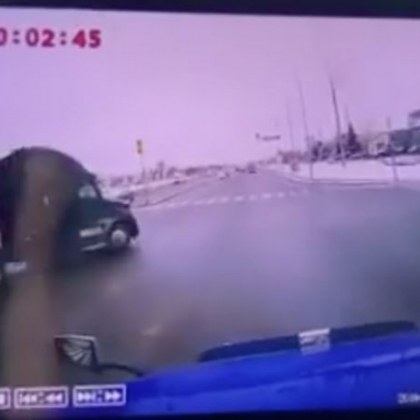 Видеорегистраторът на шофьор на камион улови странна маневра на свой