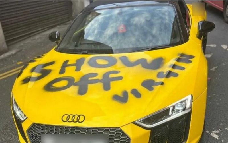 Надраскаха Audi R8 с графити. Собственикът: Печеля по £7000, а спя СНИМКИ