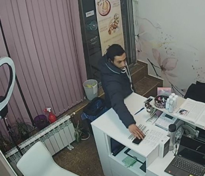 Нагло! Мъж открадна телефон от козметичен салон