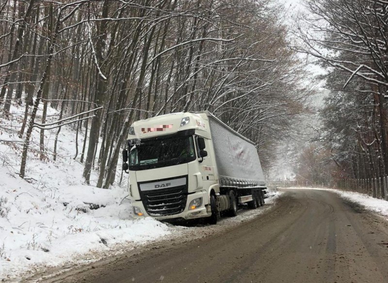 Няколко камиона закъсаха заради снега