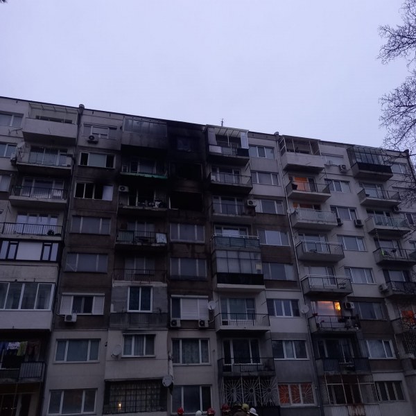 Пожар горя в блок в София, бебе е в болница СНИМКА