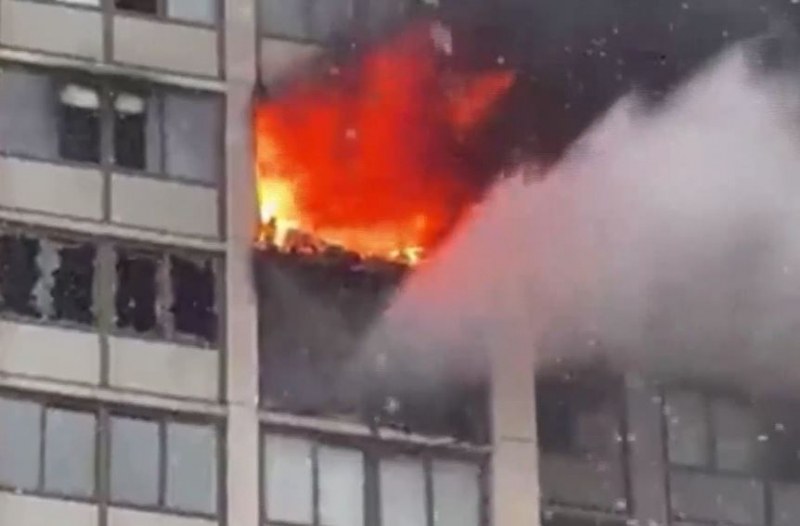 Пожар избухна в небостъргач в Чикаго, има жертва ВИДЕО
