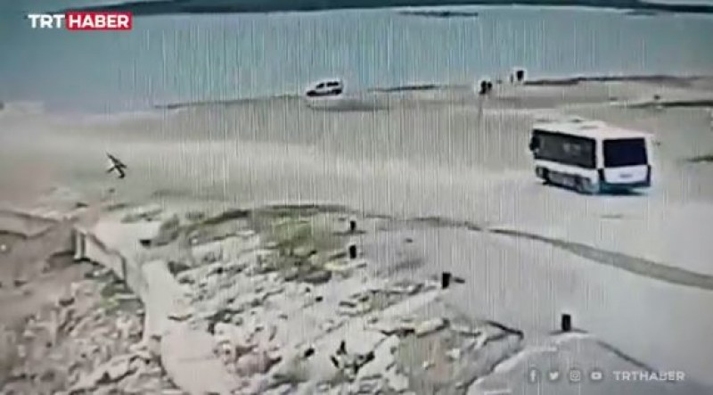Шофьор загуби контрол, хвърли пътнически автобус в морето ВИДЕО