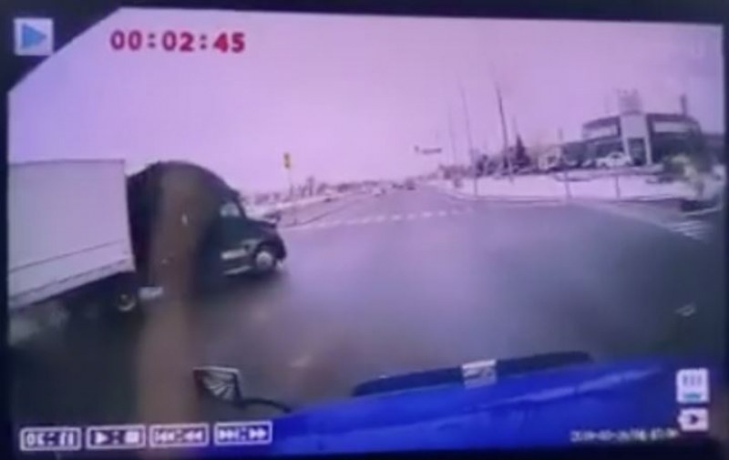 Видеорегистраторът на шофьор на камион улови странна маневра на свой