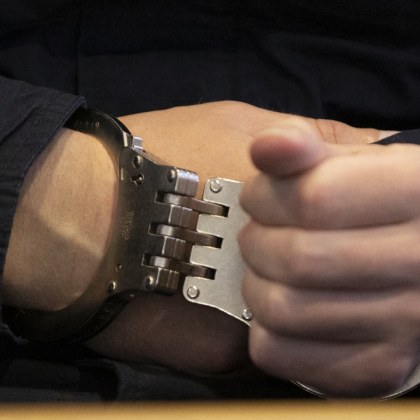 Задържаха полицай, заподозрян за блудство с 14-годишно момиче
